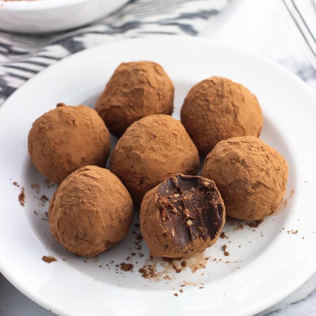 ภาพประกอบบทความ Chocolate truffles ขนมทรัฟเฟิลช็อกโกแลตสูตรเด็ด อร่อยเข้มข้นถึงใจจนไม่อยากแบ่งใครสุดๆ
