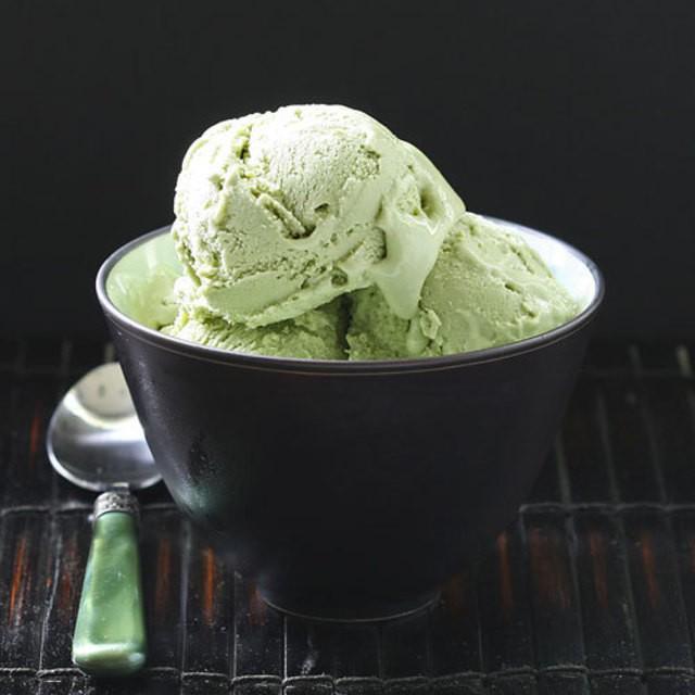 ภาพประกอบบทความ 4 Ingredient Matcha Frozen Yogurt สูตรไอศกรีมโยเกิร์ตชาเขียวมัทฉะ ส่วนผสมแค่ 4 อย่าง!