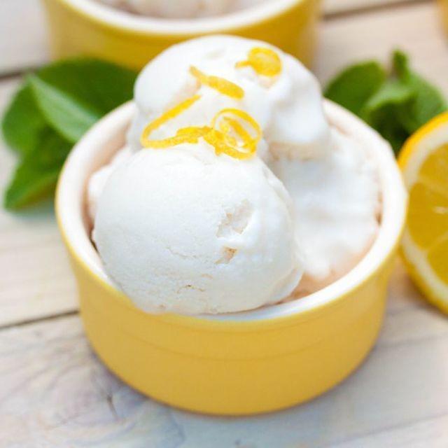 ภาพประกอบบทความ Homemade Lemon Ice Cream ไอศกรีมมะนาวฉบับไขมันต่ำ กินเท่าไหร่ก็ได้ ไม่ต้องห่วงเรื่องอ้วน 