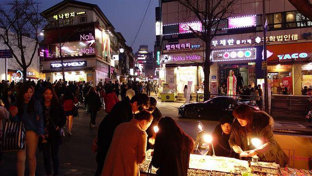 รูปภาพ:https://upload.wikimedia.org/wikipedia/commons/thumb/e/e9/Hongdae_Party_District_at_Night%2C_Seoul.jpg/1200px-Hongdae_Party_District_at_Night%2C_Seoul.jpg
