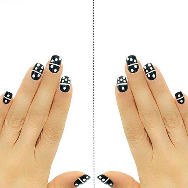 รูปภาพ:https://naildesignsjournal.com/wp-content/uploads/2017/08/lovely-nails-artsy-designs-black-white-dots.jpg