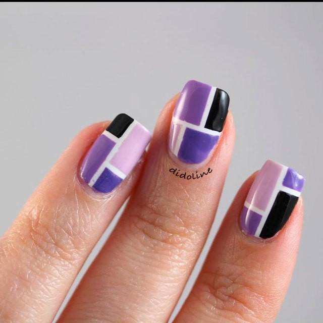 รูปภาพ:https://naildesignsjournal.com/wp-content/uploads/2017/08/lovely-nails-artsy-designs-black-purples-light-white-polish-geometric-color-block-square.jpg