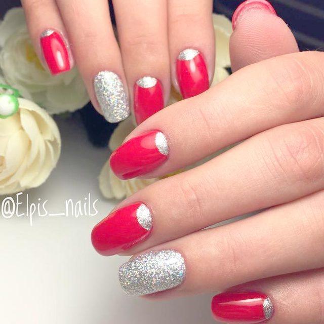 รูปภาพ:https://naildesignsjournal.com/wp-content/uploads/2017/08/lovely-nails-artsy-designs-red-silver-glitter-half-moons.jpg