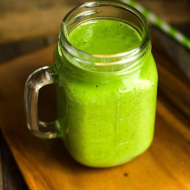 ภาพประกอบบทความ Healthy Green Smoothie สูตรสมูทตี้สีเขียวฉบับไม่ซ้ำใคร ดื่มเพลินไม่กลัวอ้วน 😚