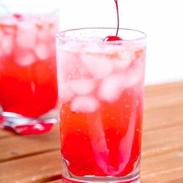 ภาพประกอบบทความ แจกสูตร 'Cherry Bomb Mocktail' เครื่องดื่มสุดซ่า อร่อยใสๆ แบบไร้แอลกอฮอล์