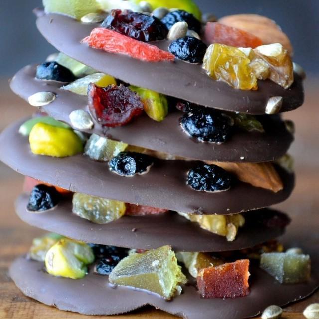 ภาพประกอบบทความ Dark Chocolate Fruit Candies สูตรขนมช็อกโกแลตผลไม้ อร่อยพอดีคำ ถูกใจ เลิฟเลย