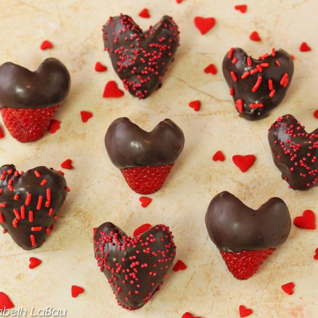 ภาพประกอบบทความ เมนูของหวานน่ากิน! 'สตรอว์เบอร์รี่หัวใจเคลือบช็อกโกแลต' อร่อยฟิน แถมมีประโยชน์
