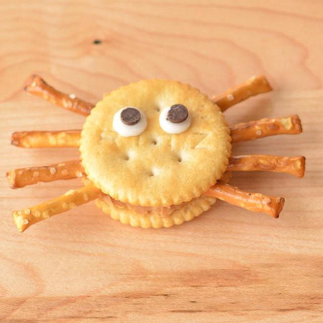 ภาพประกอบบทความ Easy Ritz Cracker Spiders แครกเกอร์แมงมุมน้อย เมนูขนมน่ารักน่ากินต้อนรับฮัลโลวีน 🎃🕷