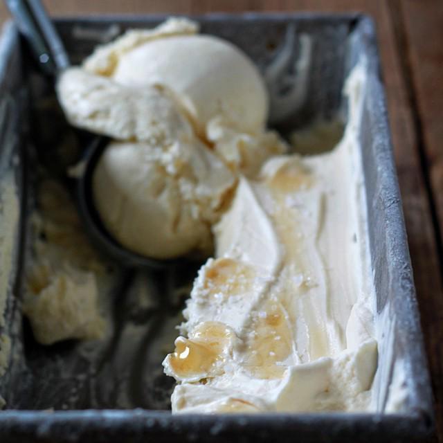 ตัวอย่าง ภาพหน้าปก:SEA SALT & HONEY ICE CREAM ไอศกรีมน้ำผึ้งผสมเกลือทะเล ฉบับโฮมเมด อร่อยให้กดไลก์