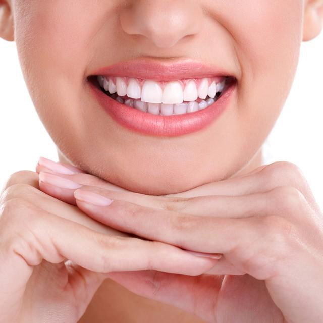 ภาพประกอบบทความ แชร์เคล็ดลับ 7 วิธีทำให้ 'ฟันขาว' โดยธรรมชาติ แบบไม่ต้องเสียค่าหมอแพงๆ