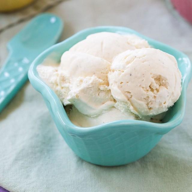 ภาพประกอบบทความ No Churn Vanilla Ice Cream ไอศกรีมวานิลลาฉบับโฮมเมด เข้มข้นหวานมันแสนเย็นชื่นใจ 🍨🍦
