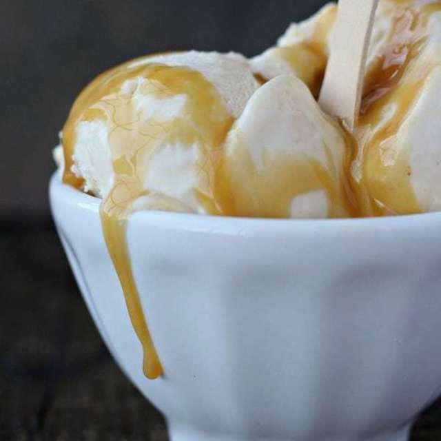 ภาพประกอบบทความ No Churn Salted Caramel Ice Cream สูตรไอศกรีมคาราเมลผสมเกลือทะเล เข้มข้นหวานมัน 🍨🍦