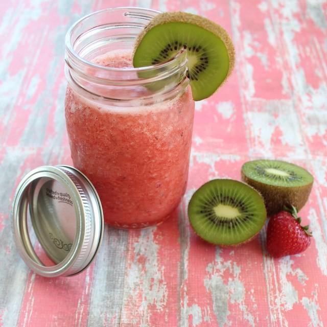 ภาพประกอบบทความ Strawberry Kiwi Slush เมนูเครื่องดื่มอร่อยเย็นชื่นใจ ใครๆ ก็ต้องหลงรัก