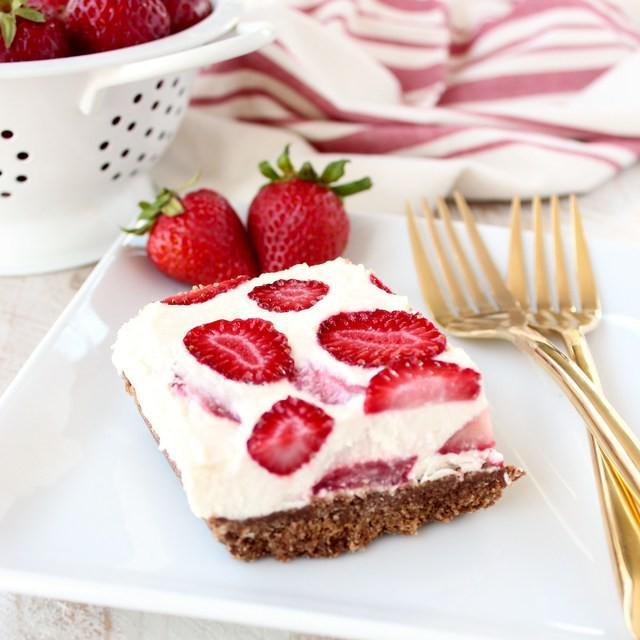 ภาพประกอบบทความ Frozen Strawberry Cheesecake Bars สตรอว์เบอร์รี่ชีสเค้กฉบับเย็นชื่นใจ 😋🍓