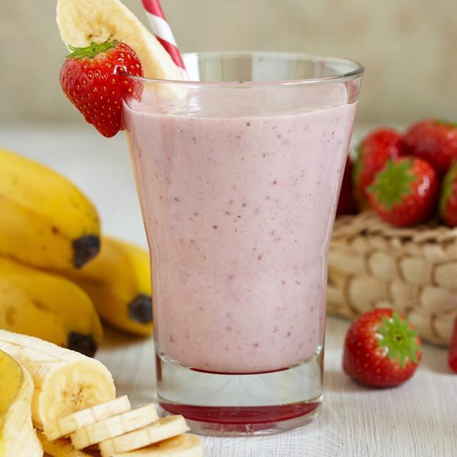 ภาพประกอบบทความ Strawberry Banana Smoothie สมูทตี้สีชมพูสุดหวานหอม ดื่มอร่อยไม่ต้องคอยนับแคล 😄🍓🍌