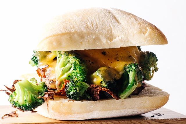รูปภาพ:http://s.iamafoodblog.com/wp-content/uploads/2015/03/broccoli-cheddar-burger-5.jpg