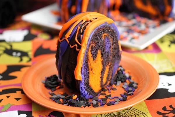 รูปภาพ:http://www.cookingwithsugar.com/wp-content/uploads/2011/09/Halloween_Rainbow_Party_Cake_Halloween_Food_Recipe_Ideas-9-e1317079416595.jpg