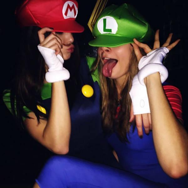 รูปภาพ:http://thezoereport.com/wp-content/uploads/2015/10/Kendall-Cara-Mario-Luigi-costumes-600x600.jpg