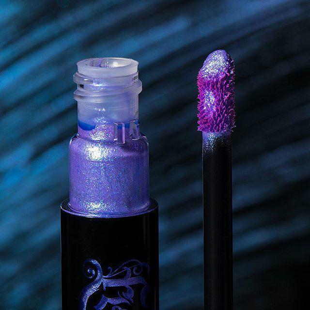ภาพประกอบบทความ ฮอตเวอร์! ส่อง Limited Edition สี Pantone! Glimmer Veil lipstick in Starflyer แบรนด์ Kat Von D แซ่บไปเลยยย
