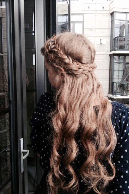 รูปภาพ:http://glamradar.com/wp-content/uploads/2015/03/curls-and-braids-hairstyle.jpg