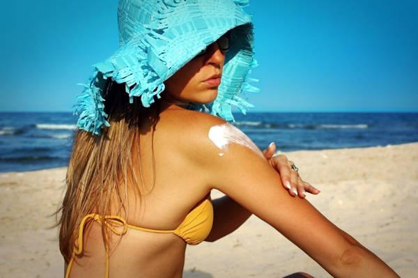 รูปภาพ:http://cdn.sheknows.com/articles/2010/06/woman-applying-sunscreen.jpg