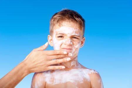 รูปภาพ:http://www.allure.com/beauty-trends/blogs/daily-beauty-reporter/2013/05/23/sunscreen-being-applied-to-child.jpg