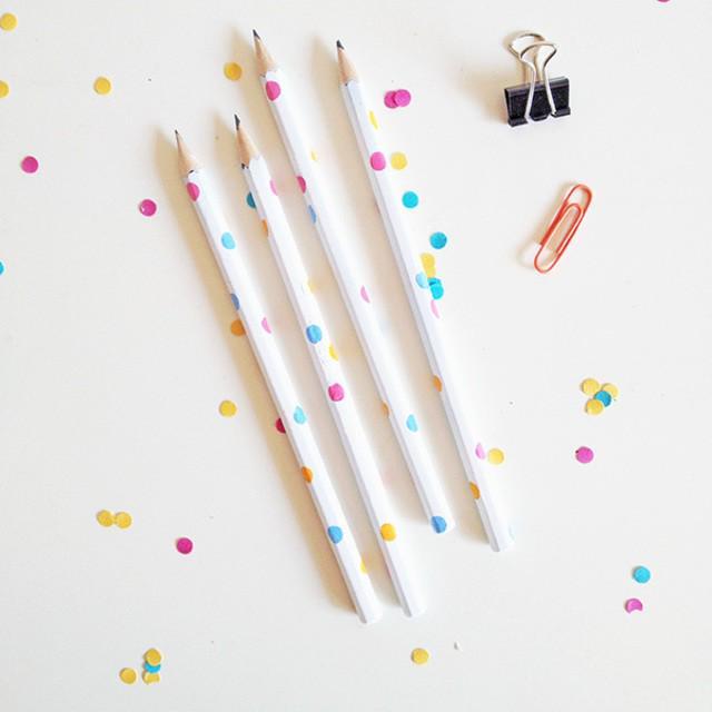 ภาพประกอบบทความ DIY Confetti Pencils ชวนทำดินสอลายคอนเฟตติ ฟรุ้งฟริ้งสดใส ราคาสบายกระเป๋า 😄
