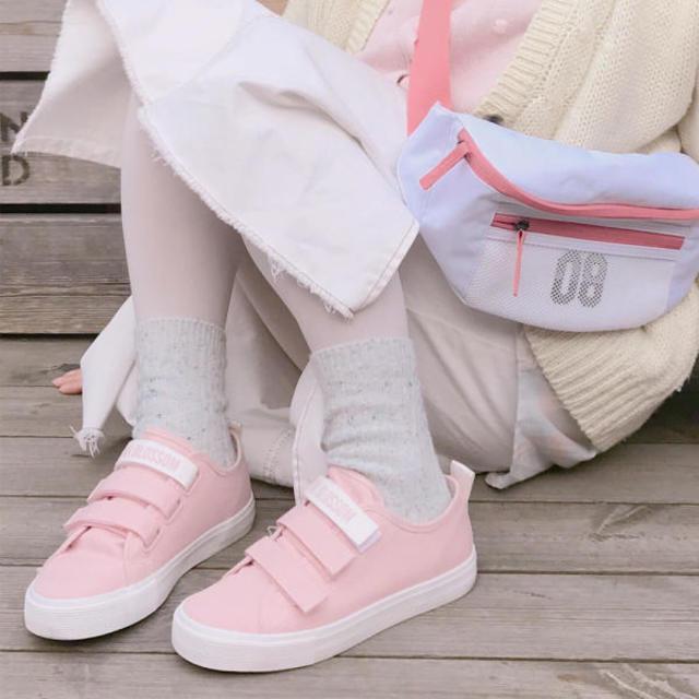 ภาพประกอบบทความ ให้มันเป็นสีชมพู 'Blossom Sneakers' รองเท้าสายหวาน ที่สาวหวานไม่ควรพลาด!