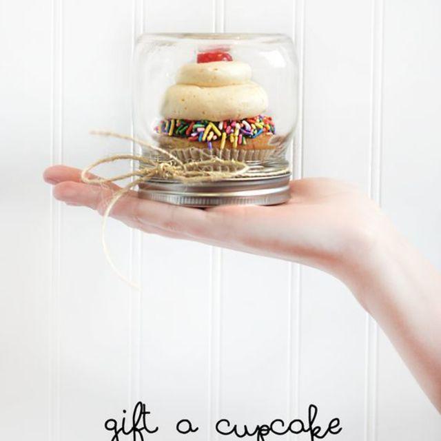 ตัวอย่าง ภาพหน้าปก:น้ำลายไหล ด้วยไอเดีย Gift a Cupcake ใน 'ขวดโหล' และ 'กล่องใส' หวานไม่รู้ลืม