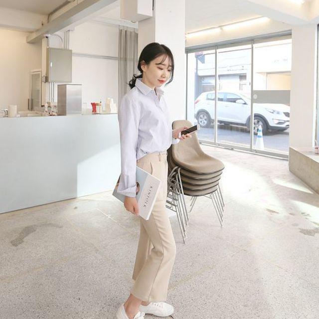 ภาพประกอบบทความ มิกซ์แอนด์แมทช์แฟชั่น 'รองเท้าผ้าใบสีขาว' ในลุคสาวทำงาน สวยชิคสุดๆ 
