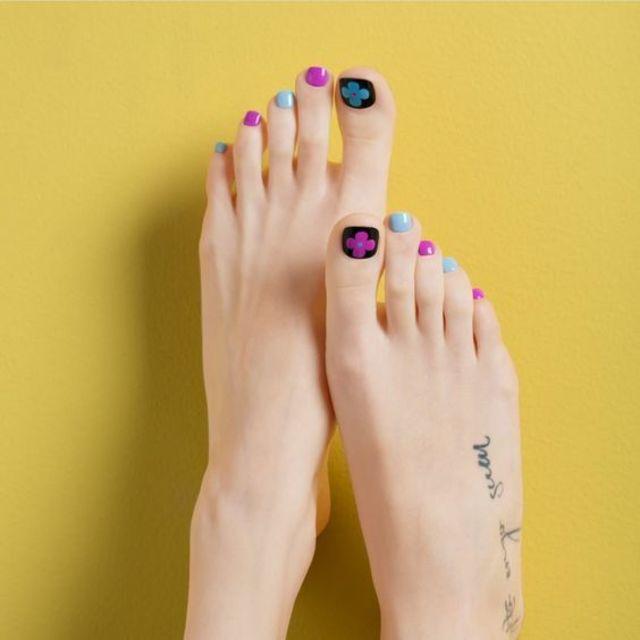 ภาพประกอบบทความ สวยสดใส กับไอเดีย 'เล็บเท้า' หลายสี ทำไปเที่ยวแล้ว #ดีมาก ค่า