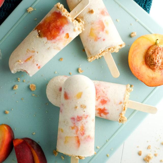 ภาพประกอบบทความ หวานเย็นชื่นใจ Peach Pie Popsicles ไอติมแท่งรสพีช หน้าร้อนนี้ต้องลอง