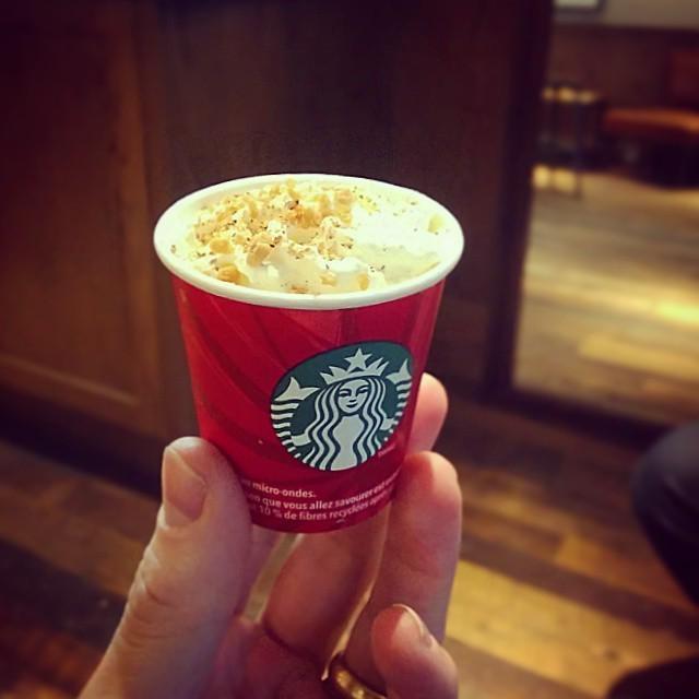 รูปภาพ:http://www.marquisoffashion.com/wp-content/uploads/2014/11/A-tiny-cup-of-pleasure.-Thanks-@Starbucks.jpg