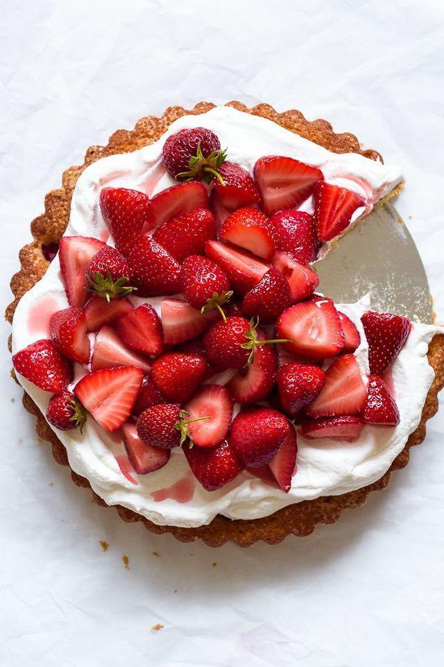 รูปภาพ:https://hips.hearstapps.com/ghk.h-cdn.co/assets/17/22/1496332847-fork-knife-swoon-whole-grain-strawberry-buttermilk-cake-macerated-strawberries-1.jpg?crop=0.9333333333333333xw:1xh;center,top&resize=980:*