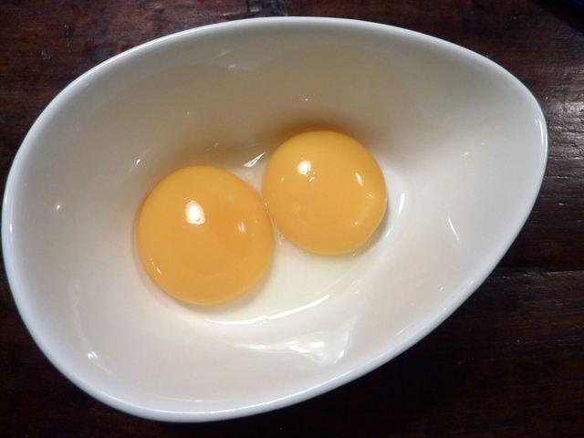 รูปภาพ:https://img.wonderhowto.com/img/93/75/63502238766636/0/easiest-most-practical-way-separate-egg-yolks-from-egg-whites-without-getting-messy.w1456.jpg