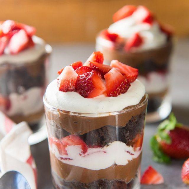 ภาพประกอบบทความ อ้วนแค่ไหนก็ไม่กลัว! สูตรขนม 'Strawberry Chocolate Brownie Trifle' อร่อยจนลืมแคลอรี่