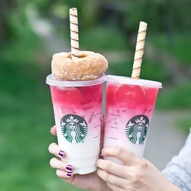 ภาพประกอบบทความ เมนูเครื่องดื่มอะไรใน Starbucks ที่ 'แคลอรี่สูงเกินคาด' ? #เลี่ยงได้เลี่ยงนะ #จะกินขอแบบไม่อ้วน