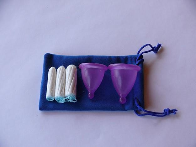 รูปภาพ:https://stayglam.com/wp-content/uploads/2014/05/Menstrual-Cups-and-Tampons.jpg