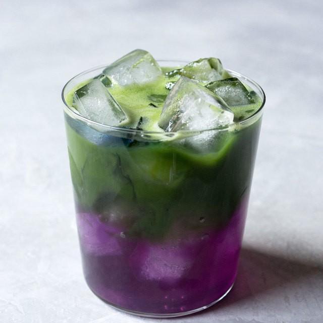 ภาพประกอบบทความ Matcha Butterfly Pea Flower Lemonade สูตรเครื่องดื่มอัญชันชาเขียวสองสี ดื่มแล้วชื่นใจ
