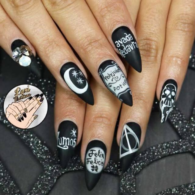 รูปภาพ:https://naildesignsjournal.com/wp-content/uploads/2018/06/harry-potter-fan-art-nails-designs-matte-black-colors-spells-deathly-hallows.jpg