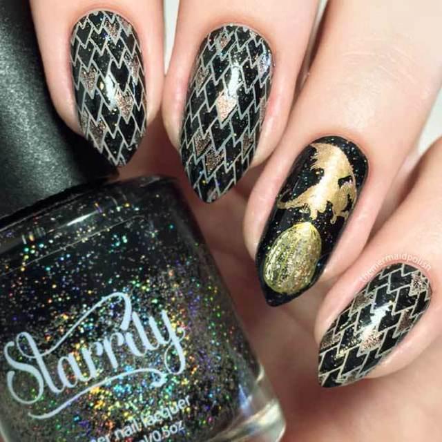 รูปภาพ:https://naildesignsjournal.com/wp-content/uploads/2018/06/harry-potter-fan-art-nails-designs-black-gold-colors-goblet-fire.jpg