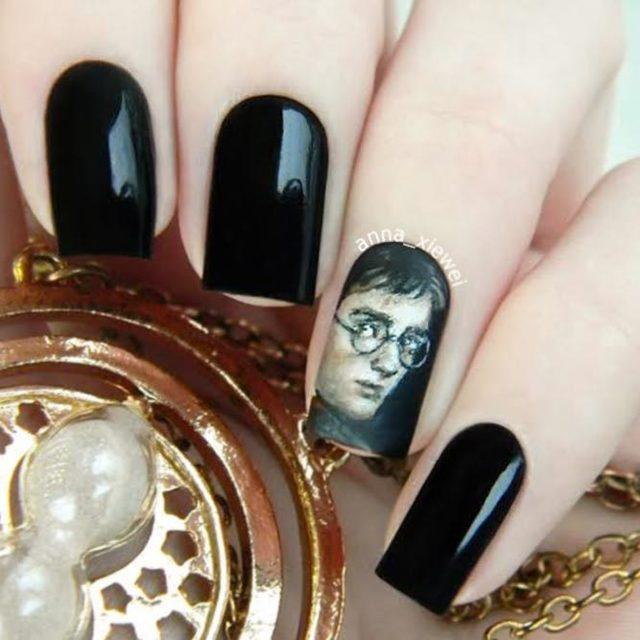 รูปภาพ:https://naildesignsjournal.com/wp-content/uploads/2018/06/harry-potter-fan-art-nails-designs-black-base-face.jpg