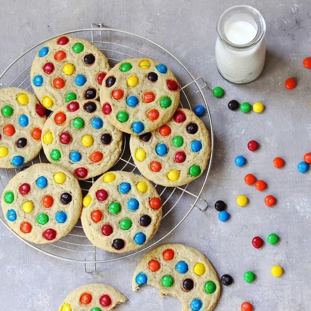 ภาพประกอบบทความ กรอบอร่อยเคี้ยวเพลิน กับ M & M Cookies มาทำคุกกี้สีสวยกันเถอะ สวยด้วยอร่อยด้วย