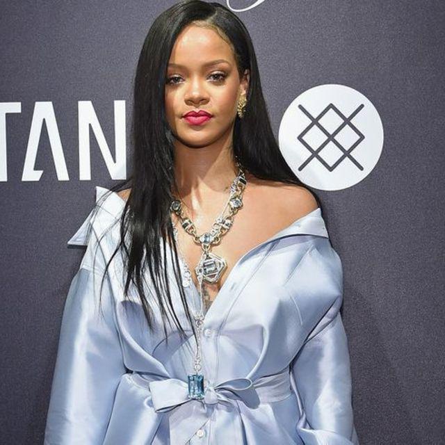 ภาพประกอบบทความ ตามติดแฟชั่นแซ่บๆสไตล์ Bad gal ของขุ่นแม่ Rihanna นักร้องหญิงสุดเฟี๊ยซแห่งยุค
