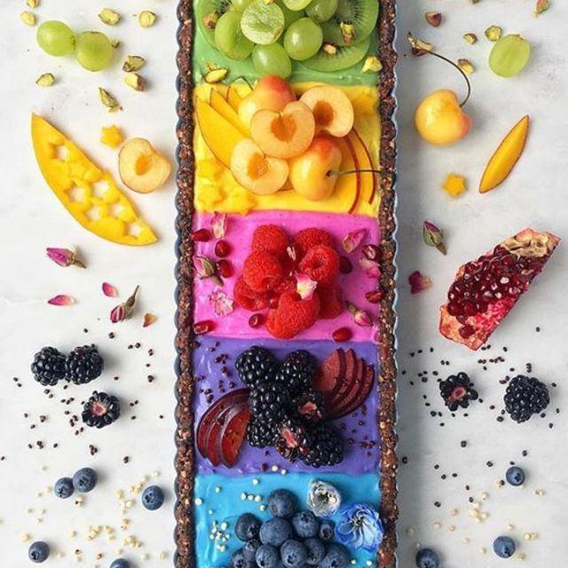 ภาพประกอบบทความ จี๊ด !! สะกดใจ กับไอเดียขนมสีรุ้ง Rainbow Sweets สาดสีสันให้ของกิน ฟิน~ จนคำสุดท้าย