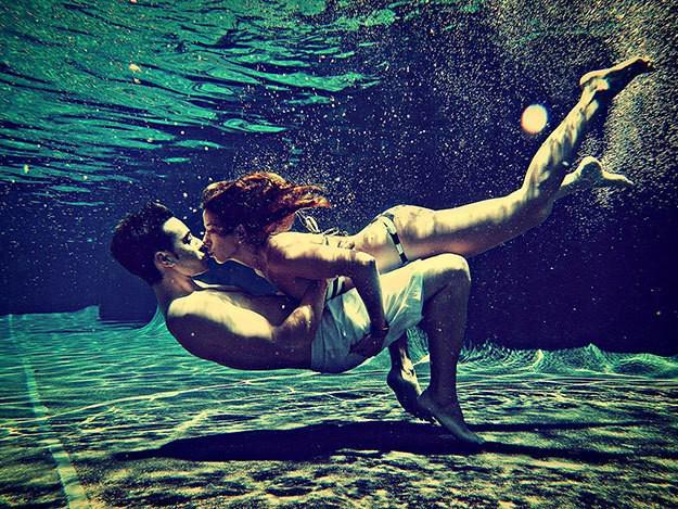 รูปภาพ:https://stayglam.com/wp-content/uploads/2014/05/Couple-Kiss-Underwater.jpg
