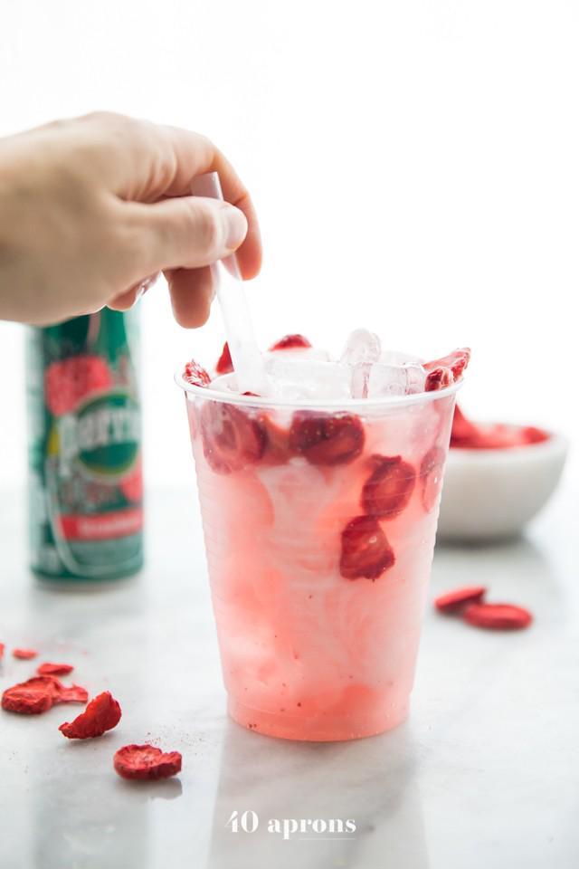 รูปภาพ:https://40aprons.com/wp-content/uploads/2018/04/healthy-pink-drink-strawberry-refresher-whole30-1-2.jpg
