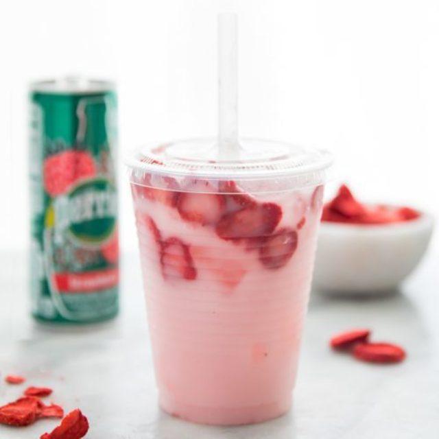 ตัวอย่าง ภาพหน้าปก:ชมพูฟรุ้งฟริ้ง เมนูเครื่องดื่มสุดคูล 'Pink Drink Strawberry Refresher' ดื่มแล้วสวยแถมผิวดี