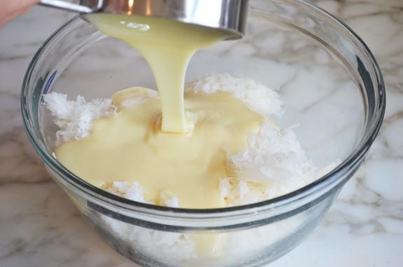 รูปภาพ:https://www.onceuponachef.com/images/2014/11/combining-coconut-and-sweetened-condensed-milk.jpg