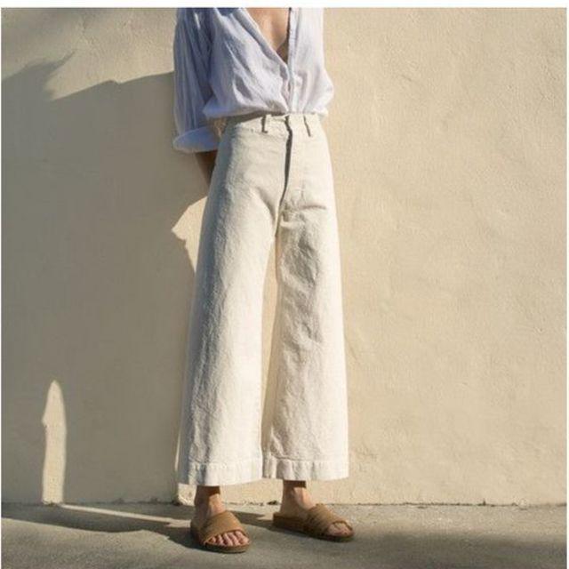 ภาพประกอบบทความ สายชิลล์ กับไอเดียมิกช์ "กางเกงสีขาว" ให้แมทช์กับแฟชั่นลุคสบายๆ เท่ ชิลล์ ดูดีสุดๆ 